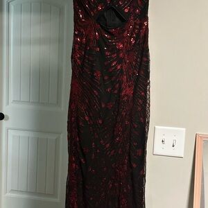 Black and Red Sleeveless Backless Gown
